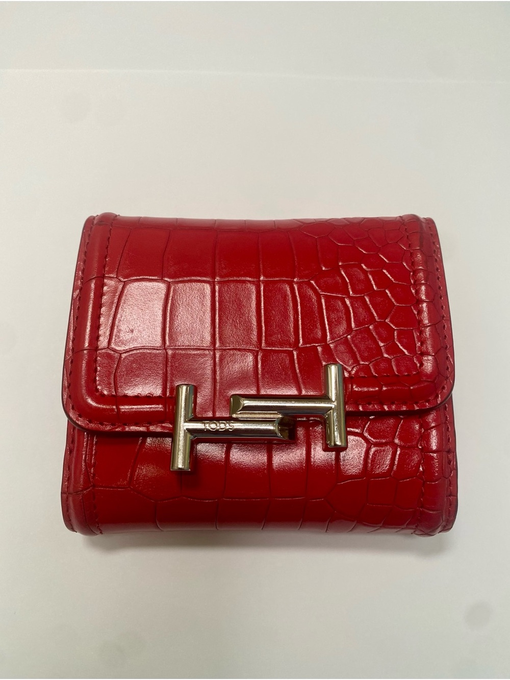 Tod's Red Croc-Embossed Leather Wallet with Silver Hardware